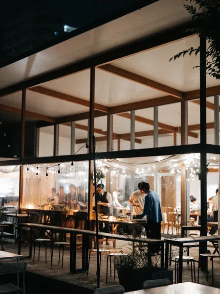 夜の店内